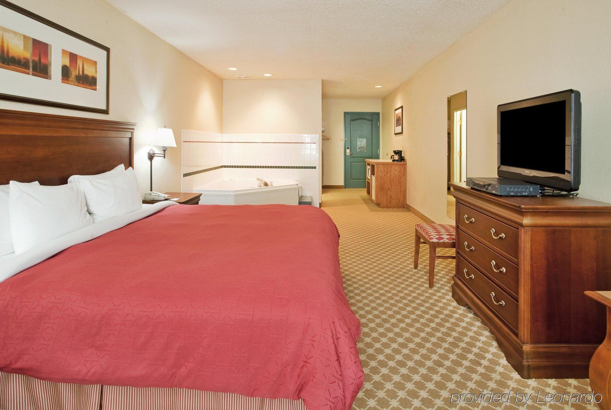 Country Inn & Suites By Radisson, Nevada, Mo Room photo